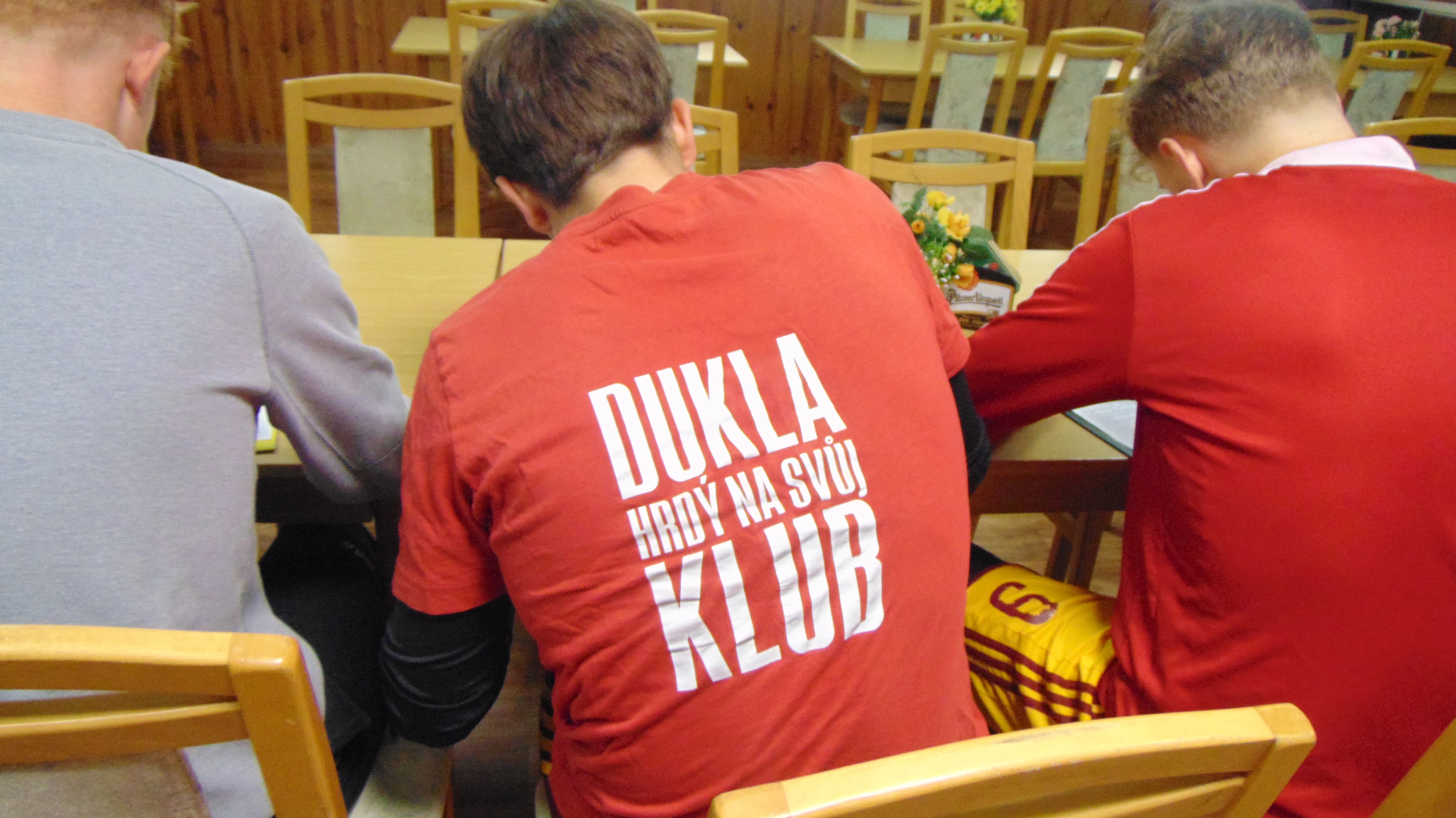 Dukla hrdý na svuj klub b